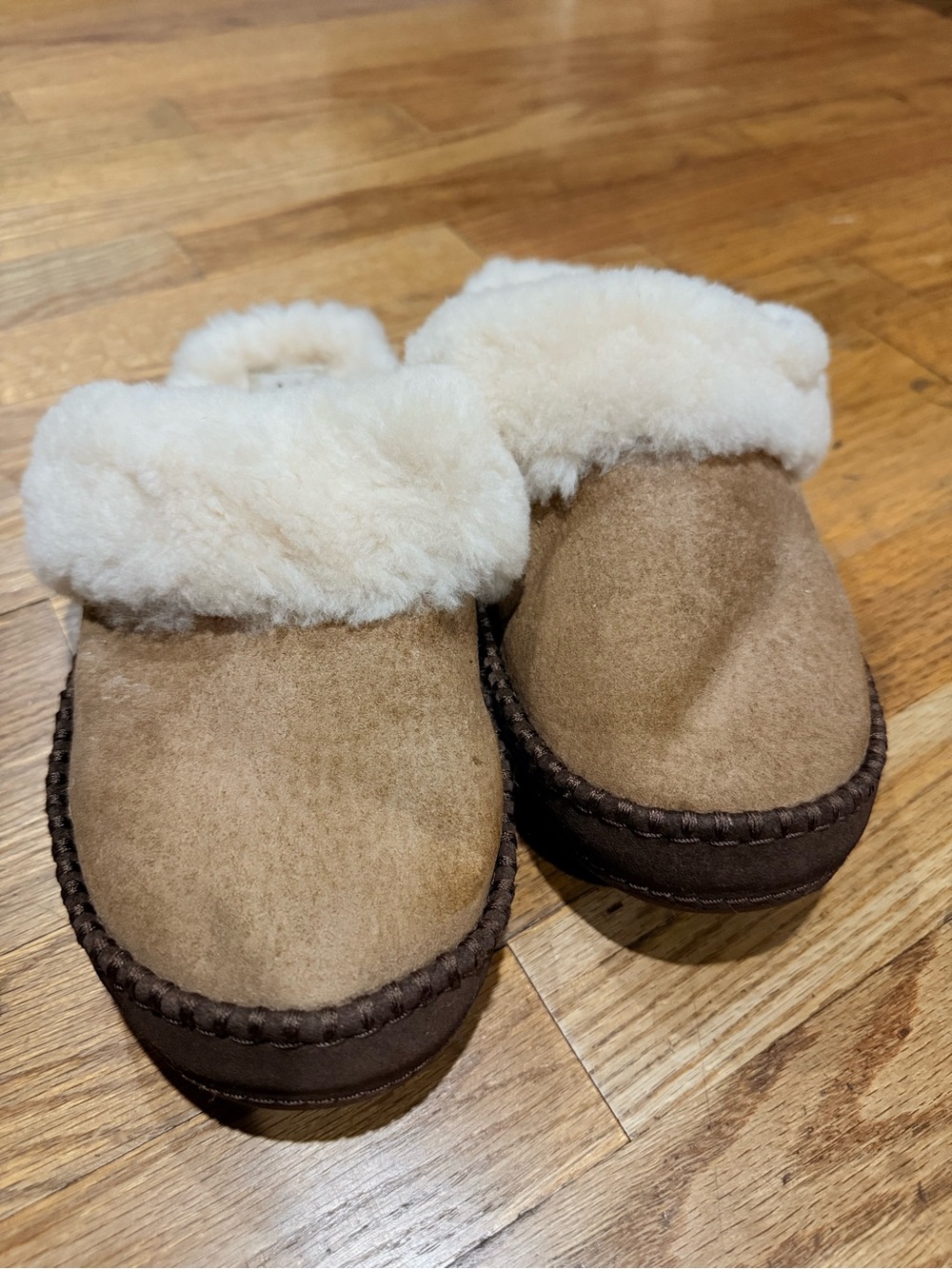 UGG Women Aira Slippers Tan & Cream - Picture 2 of 9